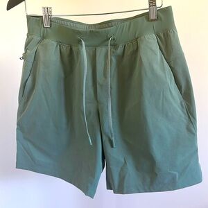 Lululemon shorts Zeroed In, medium, sage green